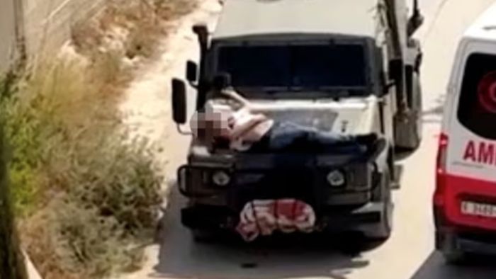 इस्रायली सैन्याने जखमी पॅलेस्टिनी माणसाला लष्करी जीपच्या हुडात बांधले