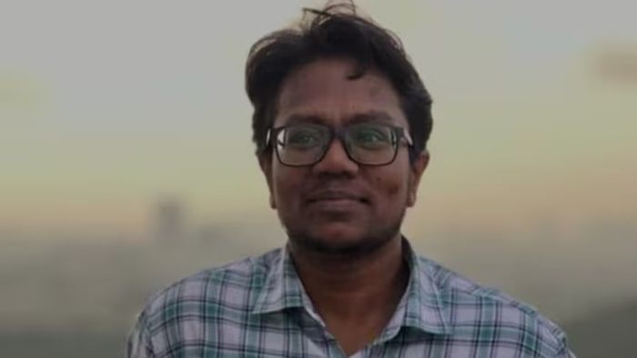 લિંગ અને નામ બદલ્યા પછી IRS અધિકારી