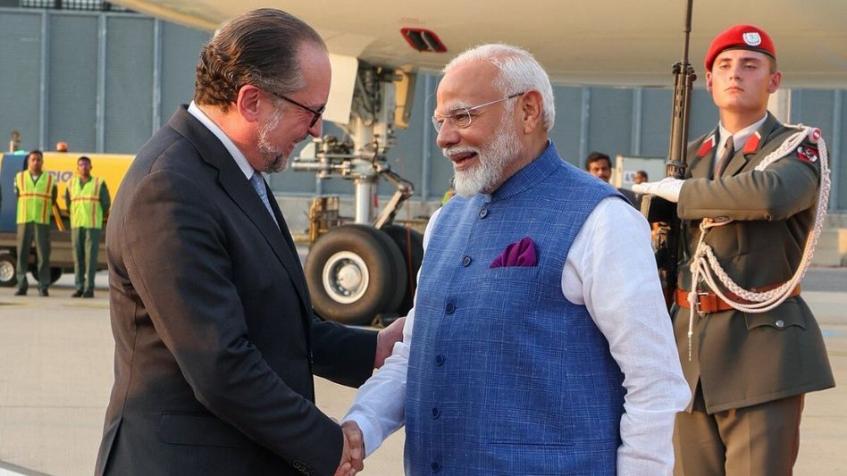 रशियानंतर PM मोदी ऑस्ट्रिया दौऱ्यावर आले, हा आहे कुलपतींसोबत खाजगी डिनर, सीईओंच्या भेटीसह संपूर्ण कार्यक्रम रशियानंतर PM मोदी ऑस्ट्रिया दौऱ्यावर आले, हा आहे कुलपतींसोबत खाजगी डिनर, सीईओंच्या भेटीसह संपूर्ण कार्यक्रम
