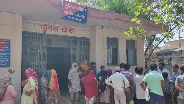 पोलिस चौकीवर नागरिकांची गर्दी झाली होती.