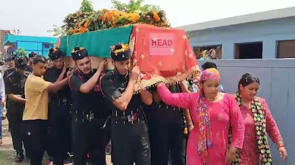 कठुआमध्ये शहीद जवानाचे अंत्यसंस्कार, लोकांनी अश्रूंच्या डोळ्यांनी केला निरोप कठुआमध्ये शहीद जवानाचे अंत्यसंस्कार, लोकांनी अश्रूंच्या डोळ्यांनी केला निरोप