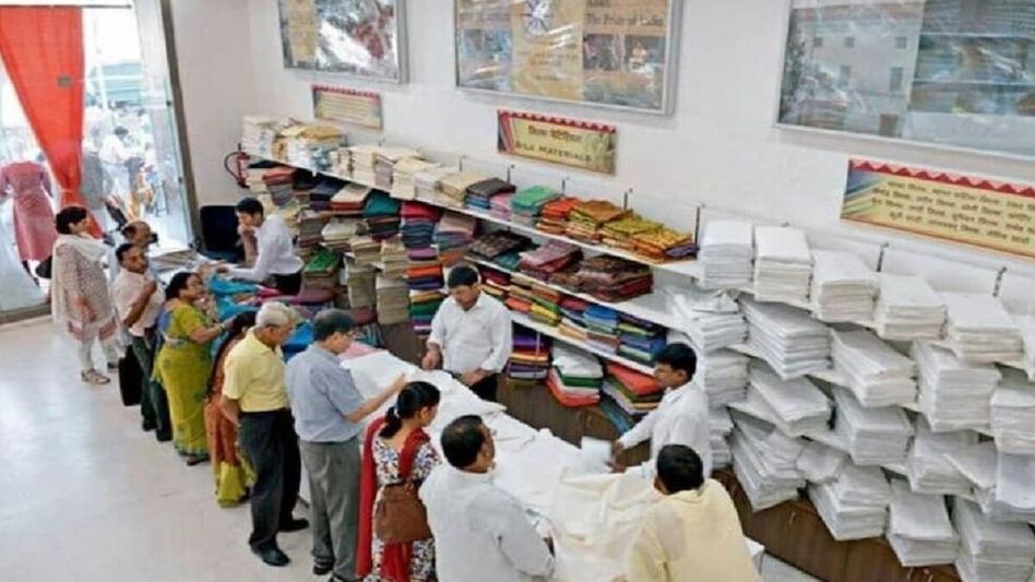 खादी आणि ग्रामोद्योगात बंपर तेजी, उलाढाल प्रथमच 1.5 लाख कोटींच्या पुढे खादी आणि ग्रामोद्योगात बंपर तेजी, उलाढाल प्रथमच 1.5 लाख कोटींच्या पुढे