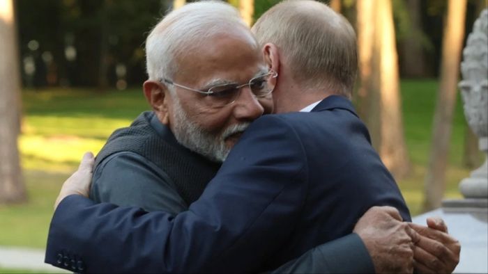 पंतप्रधान मोदी रशियाचे अध्यक्ष पुतिन यांना मिठी मारताना (फोटो- एएफपी गेटी इमेजेस)