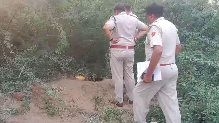 अल्पवयीन मुलाचा खून करून मृतदेह झुडपात फेकून दिला.