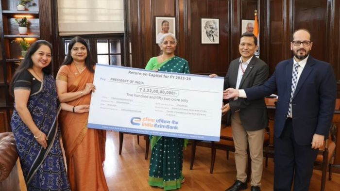 पाच बँकांनी लाभांशाचे धनादेश अर्थमंत्र्यांना सुपूर्द केले