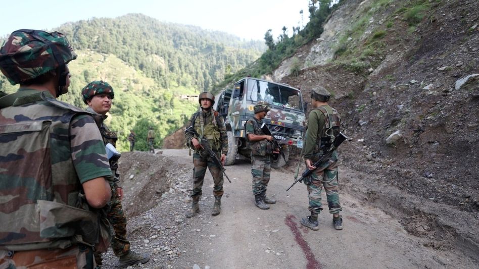कठुआ हल्ल्यात लष्कराने शौर्य दाखवत ५,१८९ गोळ्या झाडल्या आणि दहशतवाद्यांना जंगलात पळवून लावले. कठुआ हल्ल्यात लष्कराने शौर्य दाखवत ५,१८९ गोळ्या झाडल्या आणि दहशतवाद्यांना जंगलात पळवून लावले.