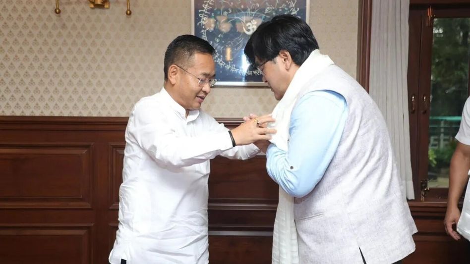 सिक्कीम पूर्णपणे 'विरोधमुक्त', फक्त विरोधी आमदारही सत्ताधारी एसकेएममध्ये सामील सिक्कीम पूर्णपणे 'विरोधमुक्त', फक्त विरोधी आमदारही सत्ताधारी एसकेएममध्ये सामील