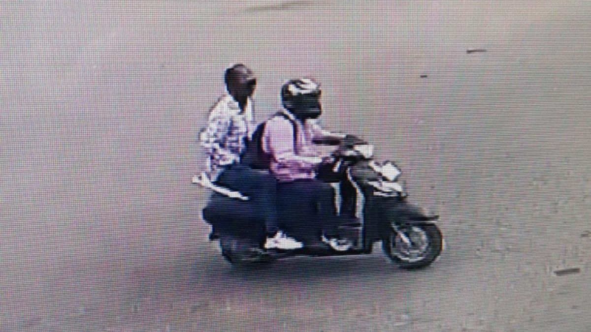 आरोपी सीसीटीव्हीत कैद झाले आहेत.