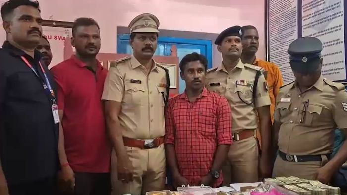 રેલવે પોલીસના કસ્ટડીમાં મુસાફર.