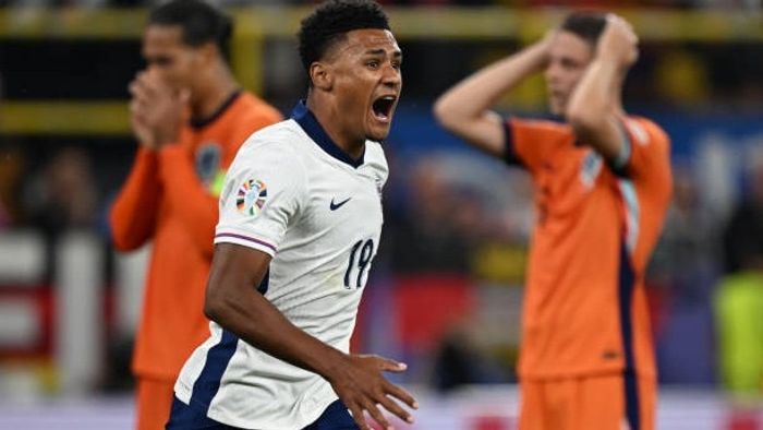 इंग्लंडचा ऑली वॉटकिन्स त्याच्या गोलनंतर आनंद साजरा करत आहे (गेटी)