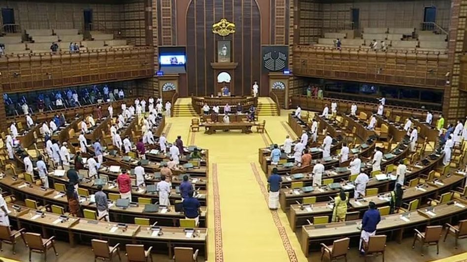 'एका पिढीला इथे राहायचे नाही', विद्यार्थ्यांच्या पलायनावरून केरळ विधानसभेत विरोधकांनी गोंधळ घातला. 'एका पिढीला इथे राहायचे नाही', विद्यार्थ्यांच्या पलायनावरून केरळ विधानसभेत विरोधकांनी गोंधळ घातला.