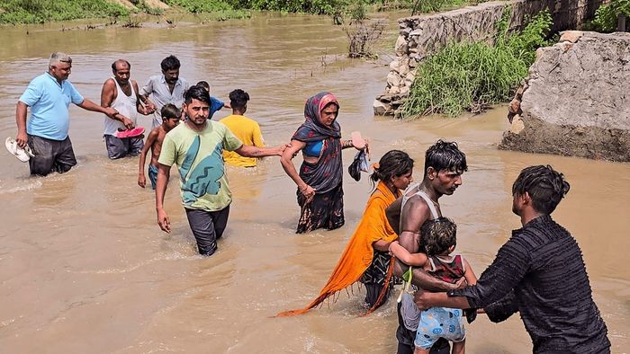 મુનાક કેનાલના ભંગને કારણે દિલ્હીના બવાનાની જેજે કોલોનીમાં પાણી ઘૂસી ગયા છે (ફોટો- પીટીઆઈ)