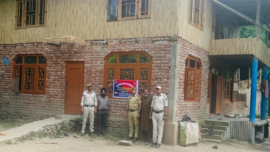 जम्मू-काश्मीरमध्ये ड्रग्ज तस्करांवर पोलिसांची कारवाई सुरूच, बारामुल्लामध्ये २३ लाखांची मालमत्ता जप्त जम्मू-काश्मीरमध्ये ड्रग्ज तस्करांवर पोलिसांची कारवाई सुरूच, बारामुल्लामध्ये २३ लाखांची मालमत्ता जप्त