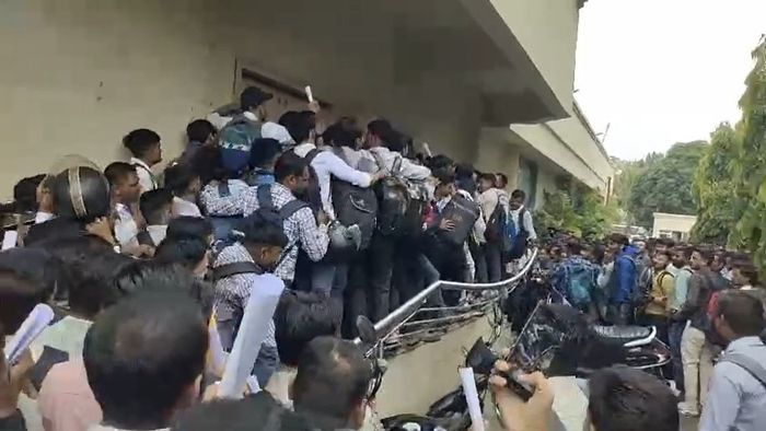 नोकरी मिळवण्यासाठी अशी चेंगराचेंगरी झाली, तरुण रेलिंग तोडून खाली पडला