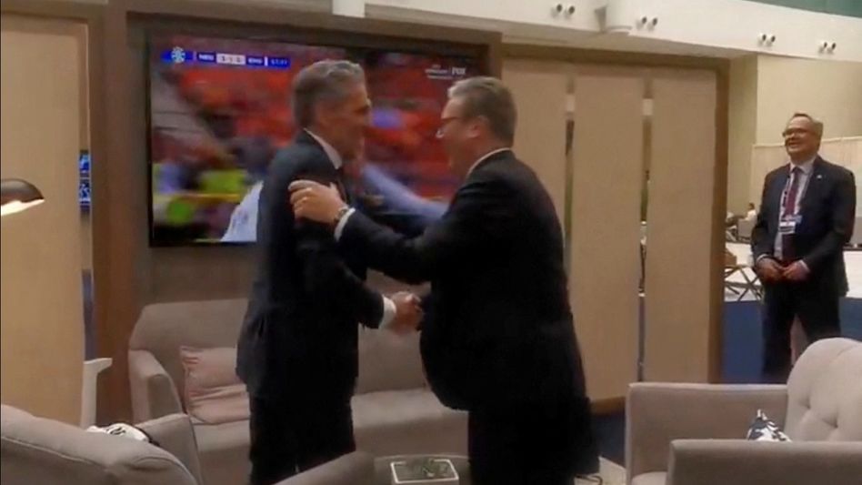 युरो कपची उपांत्य फेरी पाहण्यासाठी ब्रिटन आणि नेदरलँडच्या पंतप्रधानांनी नाटोच्या बैठकीतून विश्रांती घेतली. युरो कपची उपांत्य फेरी पाहण्यासाठी ब्रिटन आणि नेदरलँडच्या पंतप्रधानांनी नाटोच्या बैठकीतून विश्रांती घेतली.