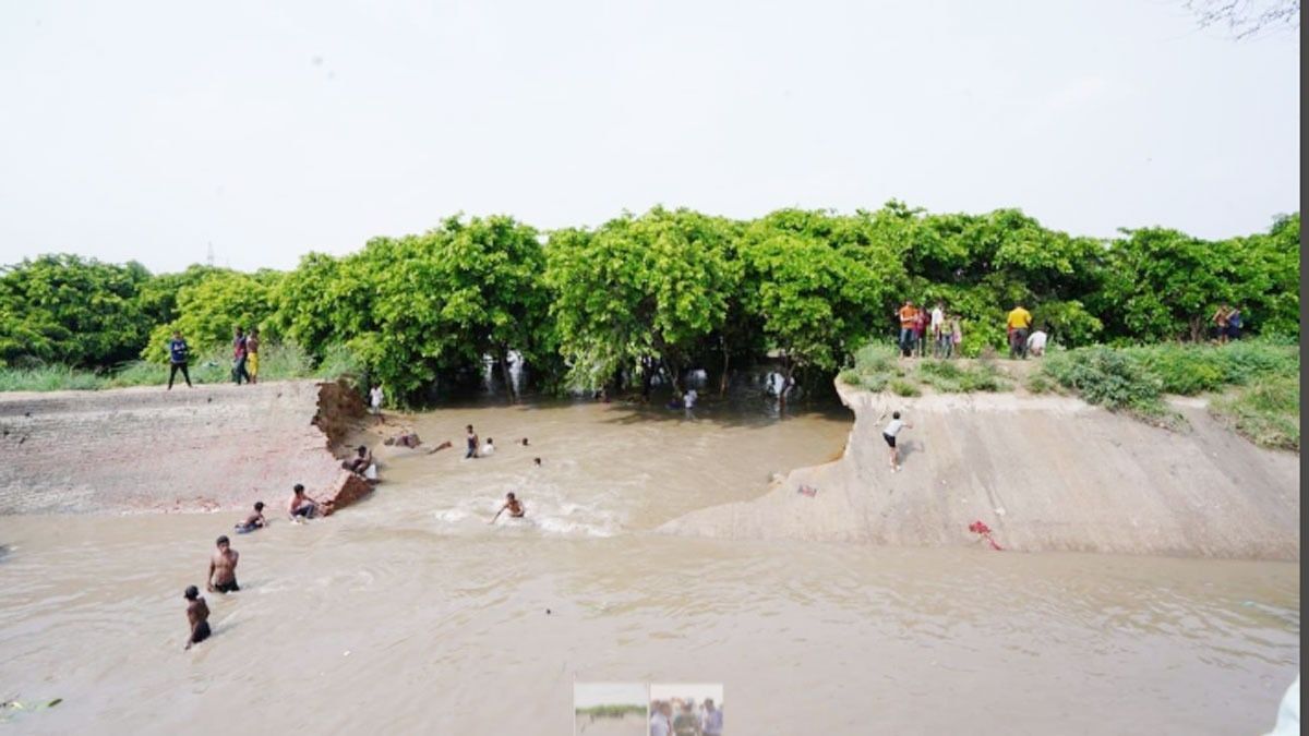 दिल्लीतील बवाना येथे मध्यरात्री मुनक कालवा फुटला