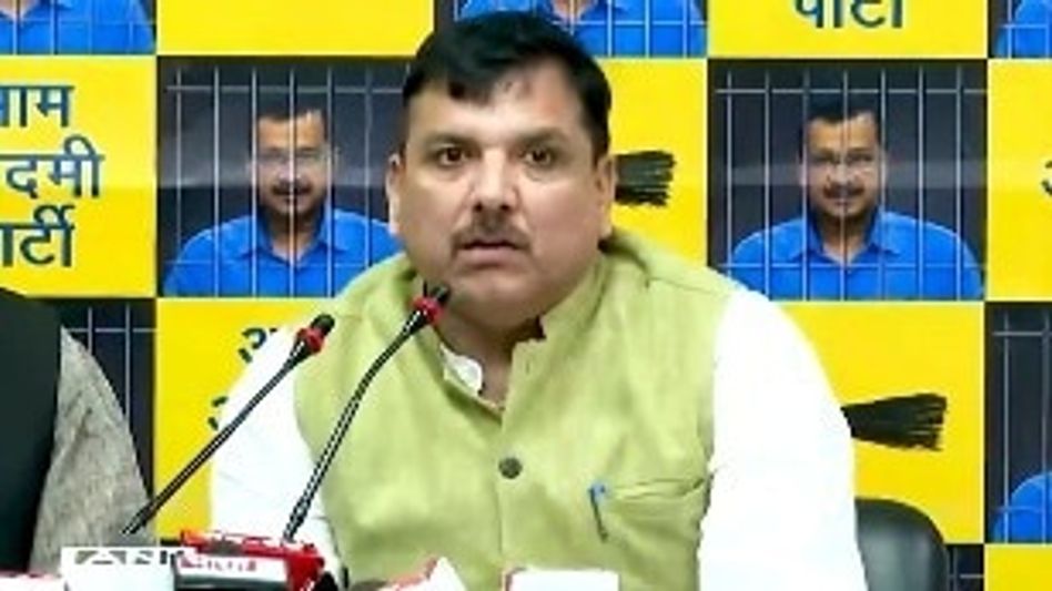 एलजीने कोचिंग सेंटरच्या मालकांशी गुप्त बैठक घेतली, असा दावा आप खासदार संजय सिंह यांनी केला आहे एलजीने कोचिंग सेंटरच्या मालकांशी गुप्त बैठक घेतली, असा दावा आप खासदार संजय सिंह यांनी केला आहे