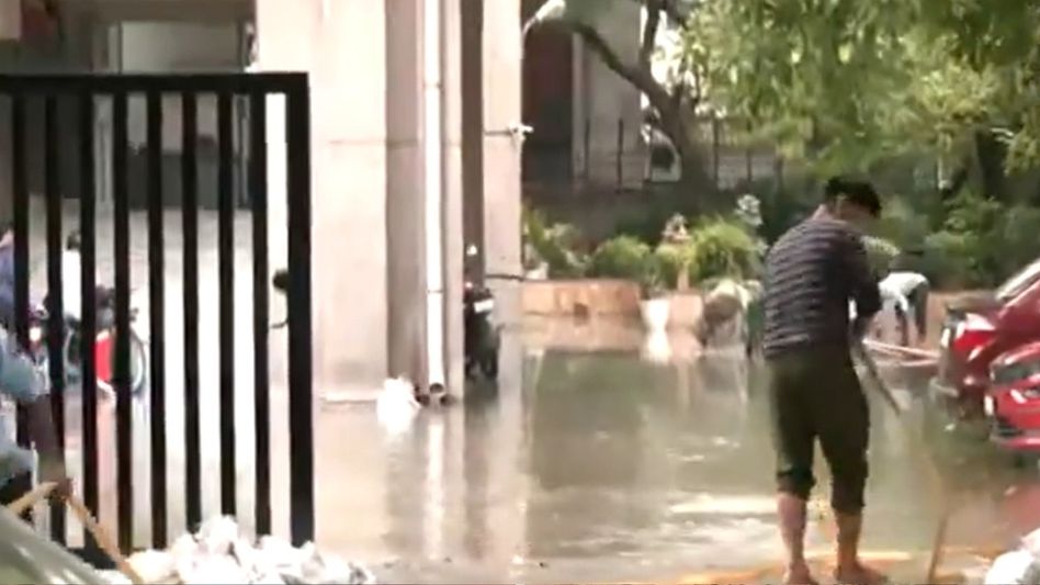 વરસાદનું પાણી દિલ્હીમાં ટાઉન પ્લાનરની ઓફિસમાં પ્રવેશ્યું, મોટર દ્વારા બહાર કાઢવામાં આવ્યું વરસાદનું પાણી દિલ્હીમાં ટાઉન પ્લાનરની ઓફિસમાં પ્રવેશ્યું, મોટર દ્વારા બહાર કાઢવામાં આવ્યું