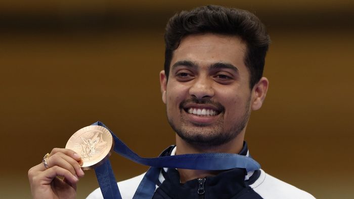 મેડલ બતાવતો સ્વપ્નિલ કુસાલે - તસવીર પીટીઆઈ