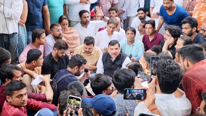 संजय सिंह यांनी आंदोलक विद्यार्थ्यांची भेट घेतली