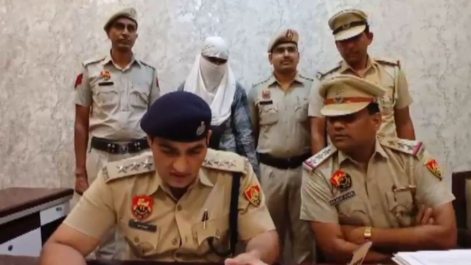 બંદૂકની અણીએ માતા-પુત્રને લૂંટનાર BScના વિદ્યાર્થીની ધરપકડ, આરોપી દેવાદાર હતો  બંદૂકની અણીએ માતા-પુત્રને લૂંટનાર BScના વિદ્યાર્થીની ધરપકડ, આરોપી દેવાદાર હતો