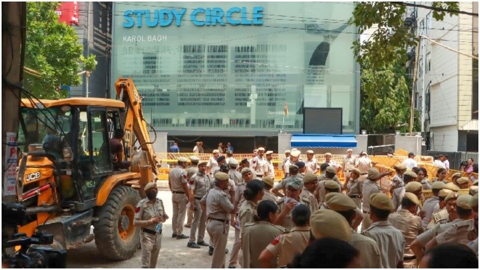 દિલ્હીમાં MCD દ્વારા મોટી કાર્યવાહી, ગેરકાયદેસર રીતે સંચાલિત 34 કોચિંગ સેન્ટરોના બેઝમેન્ટ સીલ કરાયા દિલ્હીમાં MCD દ્વારા મોટી કાર્યવાહી, ગેરકાયદેસર રીતે સંચાલિત 34 કોચિંગ સેન્ટરોના બેઝમેન્ટ સીલ કરાયા