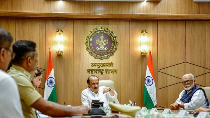 मुंबई-नाशिक महामार्ग 10 दिवसांत दुरुस्त करण्याच्या सूचना अजित पवार यांनी दिल्या.