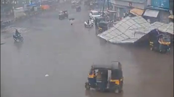 ठाण्यात चौकाचौकात लाकडी होर्डिंग पडले