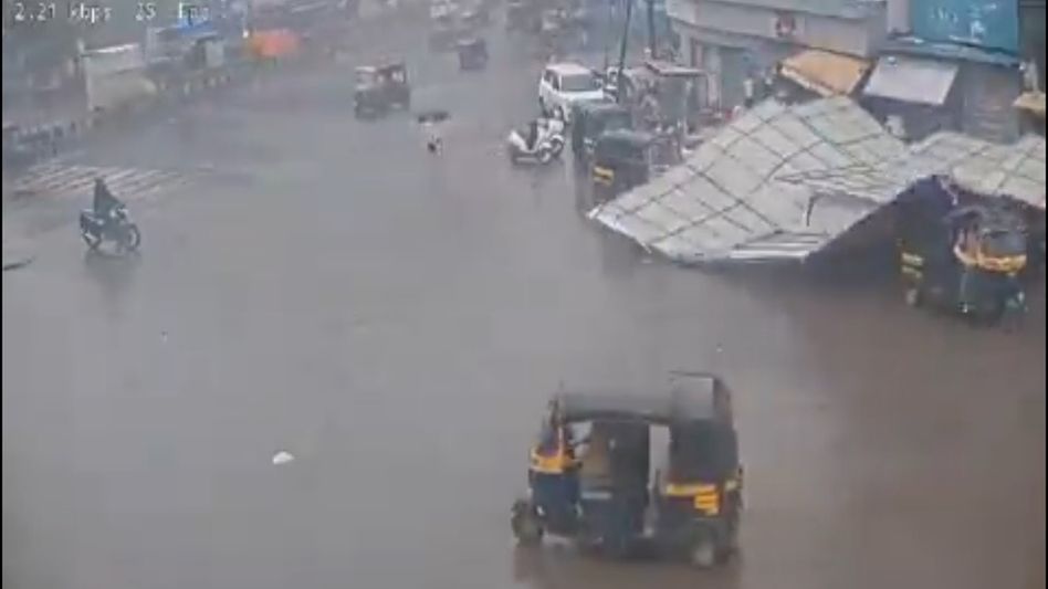 महाराष्ट्रातील ठाण्यातील रस्त्याच्या मधोमध लाकडी होर्डिंग पडले, अनेक वाहनांचे नुकसान महाराष्ट्रातील ठाण्यातील रस्त्याच्या मधोमध लाकडी होर्डिंग पडले, अनेक वाहनांचे नुकसान