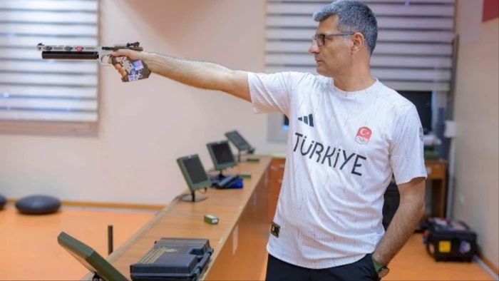 ટર્કિશ શાર્પશૂટર યુસુફ ડિકેક તેનો વાયરલ પોઝ આપી રહ્યો છે (ફોટો- AFP)