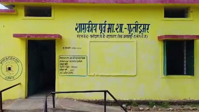 जिल्हाधिकाऱ्यांनी आरोपी प्रधानपाठकला निलंबित केले