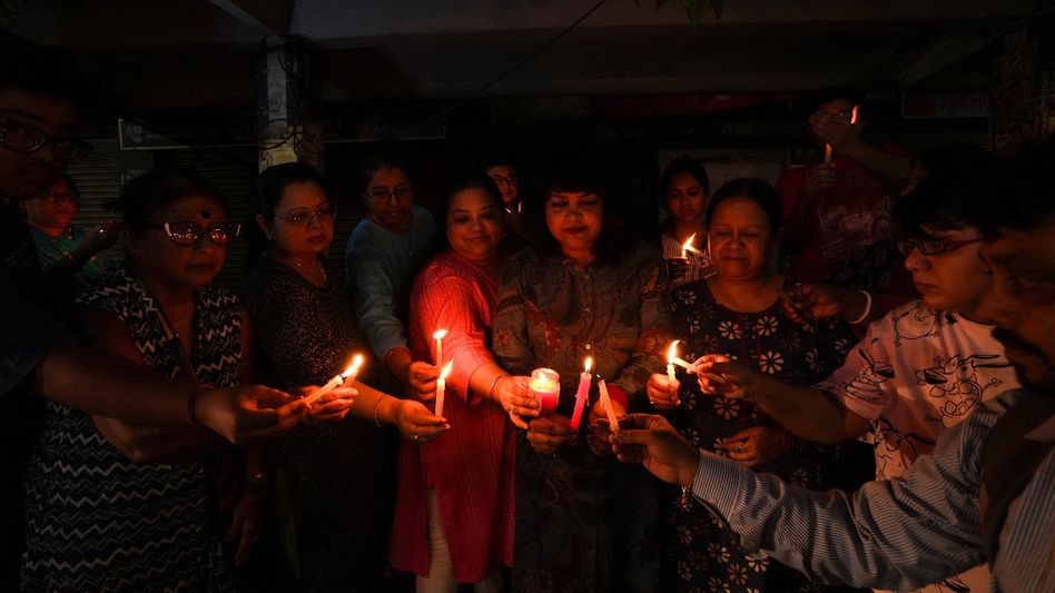 कोलकाता घटना: लोकांनी आपल्या घरातील दिवे बंद केले निषेध, राजभवनातही ब्लॅकआउट कोलकाता घटना: लोकांनी आपल्या घरातील दिवे बंद केले निषेध, राजभवनातही ब्लॅकआउट