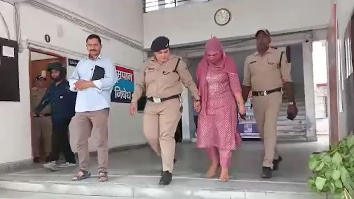 પોલીસ કસ્ટડીમાં આરોપી મહિલા.