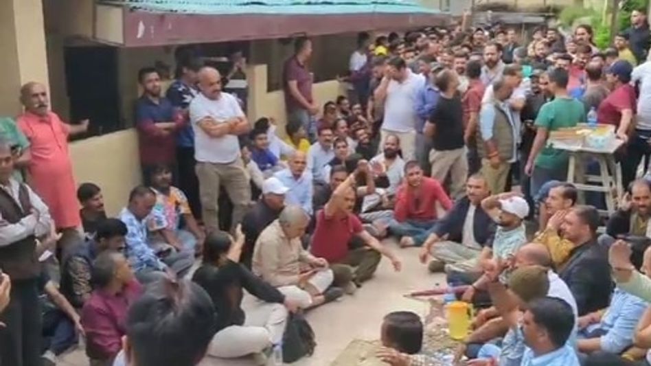 'મસ્જિદ બે દિવસમાં તોડી નાખવી જોઈએ...', શિમલામાં ગેરકાયદે બાંધકામ પર હંગામો, લોકો રસ્તા પર ઉતર્યા 'મસ્જિદ બે દિવસમાં તોડી નાખવી જોઈએ...', શિમલામાં ગેરકાયદે બાંધકામ પર હંગામો, લોકો રસ્તા પર ઉતર્યા