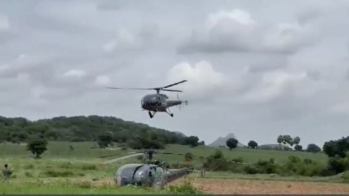 मैदानात हवाई दलाच्या हेलिकॉप्टरचे इमर्जन्सी लँडिंग