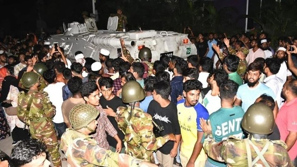 बांगलादेशात प्रेषितांवर वादग्रस्त वक्तव्य केल्याचा आरोप असलेल्या एका हिंदू तरुणाला पोलीस ठाण्यात घुसून जमावाने मारहाण केली. बांगलादेशात प्रेषितांवर वादग्रस्त वक्तव्य केल्याचा आरोप असलेल्या एका हिंदू तरुणाला पोलीस ठाण्यात घुसून जमावाने मारहाण केली.