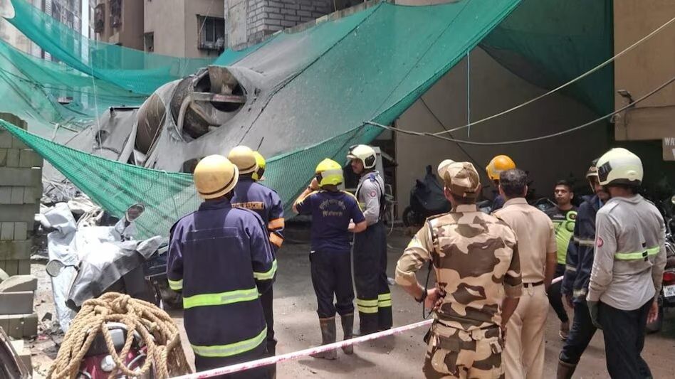 મુંબઈના મલાડમાં મોટી દુર્ઘટના, નિર્માણાધીન ઈમારતનો સ્લેબ તૂટી પડતાં 3નાં મોત મુંબઈના મલાડમાં મોટી દુર્ઘટના, નિર્માણાધીન ઈમારતનો સ્લેબ તૂટી પડતાં 3નાં મોત