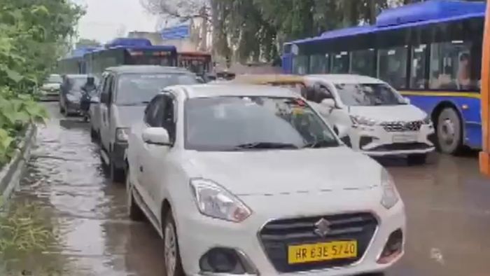 दिल्ली-एनसीआरमध्ये पाणी साचल्याने वाहतूक कोंडी