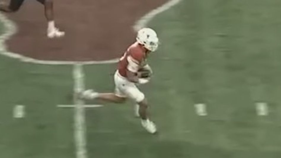 आर्क मॅनिंगने टेक्सास लाँगहॉर्नला मोठा विजय मिळवून दिला, अंकल पेटन आणि एलीचे रेकॉर्ड देखील मोडले आर्क मॅनिंगने टेक्सास लाँगहॉर्नला मोठा विजय मिळवून दिला, अंकल पेटन आणि एलीचे रेकॉर्ड देखील मोडले