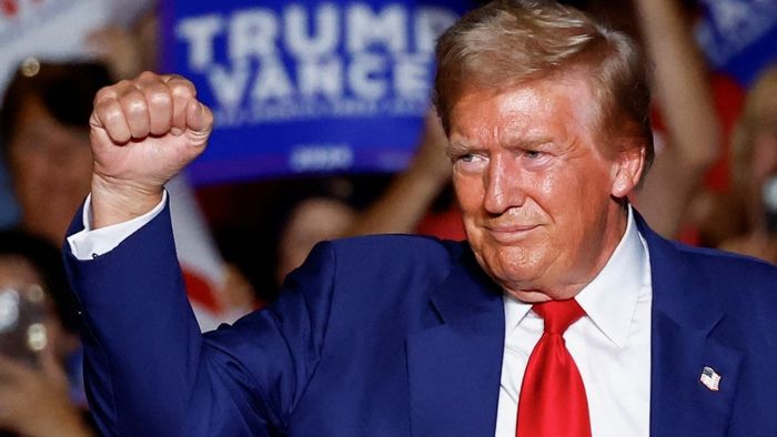 ડોનાલ્ડ ટ્રમ્પે કહ્યું કે તેઓ સુરક્ષિત અને સ્વસ્થ છે, તેમની આસપાસના વિસ્તારમાં ગોળીબારના અહેવાલો પછી. (ફોટો: રોઇટર્સ)