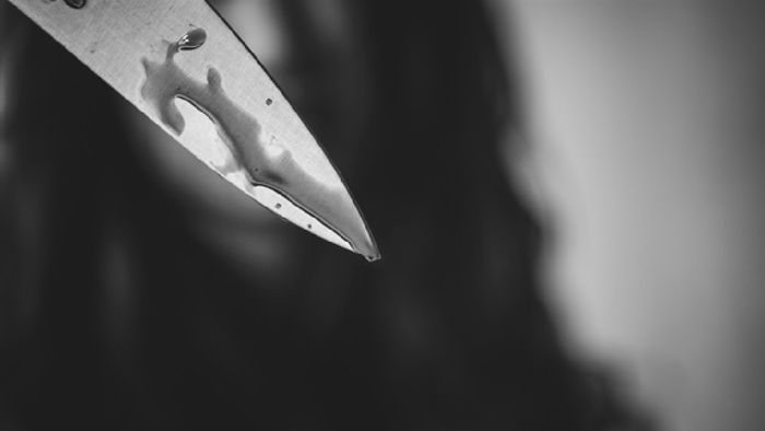 एका महिलेने तिच्या प्रियकराच्या प्रायव्हेट पार्टवर किचन चाकूने हल्ला केला