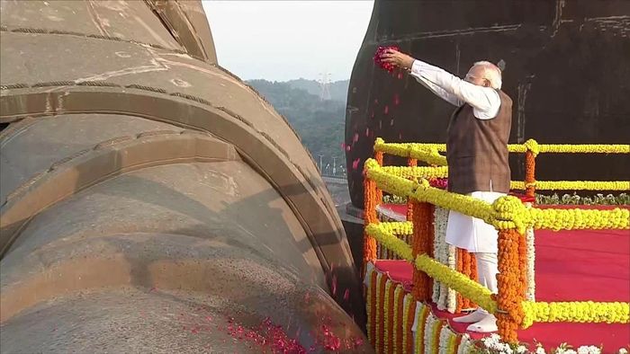 गुजरात: पंतप्रधान मोदींनी स्टॅच्यू ऑफ युनिटी येथे पुष्पहार अर्पण केला