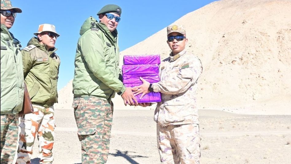 दिवाळीनिमित्त LAC कडून आनंदाची बातमी...भारत-चीन सैनिकांनी एकमेकांना मिठाई वाटली दिवाळीनिमित्त LAC कडून आनंदाची बातमी...भारत-चीन सैनिकांनी एकमेकांना मिठाई वाटली