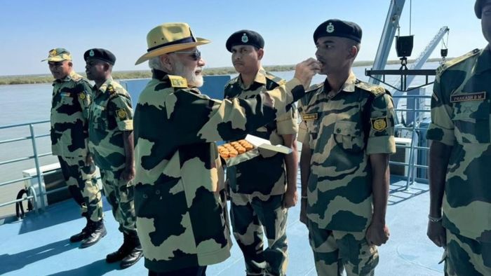 पंतप्रधान मोदींनी जवानांसोबत दिवाळी साजरी केली