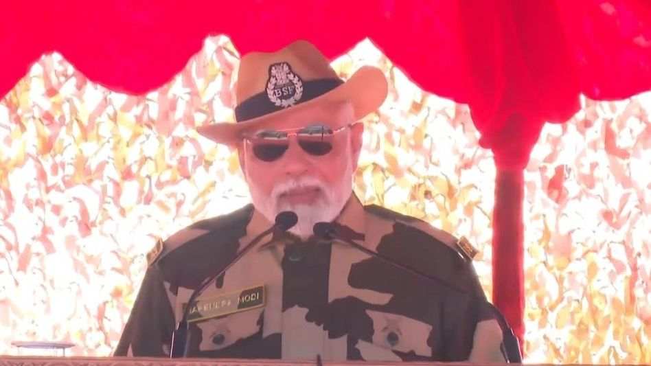 कच्छमध्ये जवानांसोबत पीएम मोदींची दिवाळी, म्हणाले- मातृभूमीची सेवा करण्याची संधी मिळणे ही भाग्याची गोष्ट आहे. कच्छमध्ये जवानांसोबत पीएम मोदींची दिवाळी, म्हणाले- मातृभूमीची सेवा करण्याची संधी मिळणे ही भाग्याची गोष्ट आहे.
