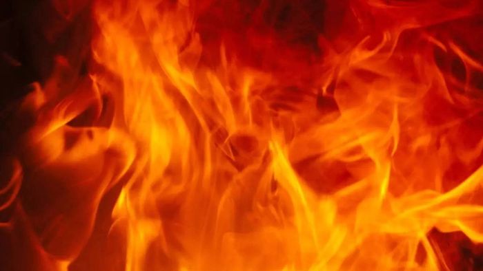 गाझियाबादमध्ये चप्पलच्या दुकानाला आग लागली