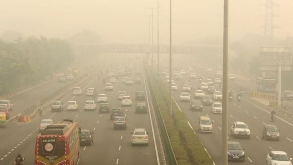 फटाक्यांमुळे श्वसनाचा त्रास वाढतो, दिल्लीत AQI 400 च्या जवळ फटाक्यांमुळे श्वसनाचा त्रास वाढतो, दिल्लीत AQI 400 च्या जवळ