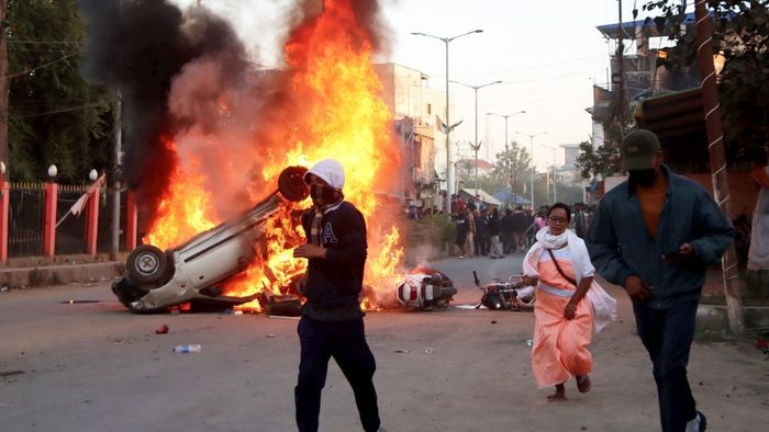इंफाळमध्ये निदर्शने सुरू असताना लोक पळून गेले.