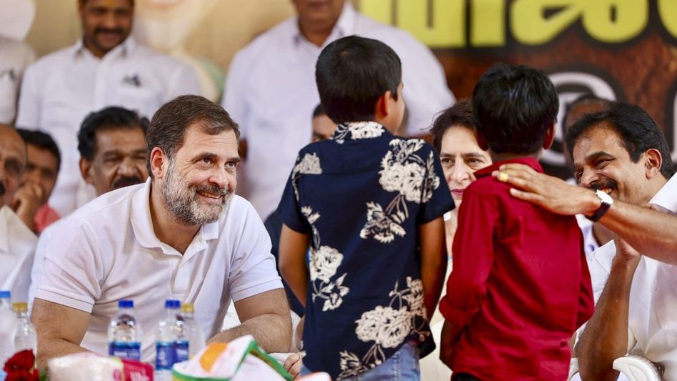 प्रियंकाच्या विजयानंतर राहुल गांधी पोहोचले वायनाड, म्हणाले- लोकांनी आमच्यावर विश्वास ठेवला प्रियंकाच्या विजयानंतर राहुल गांधी पोहोचले वायनाड, म्हणाले- लोकांनी आमच्यावर विश्वास ठेवला