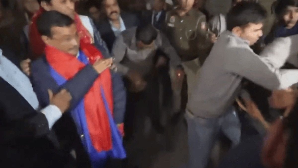 मालवीय नगरमध्ये केजरीवाल यांच्या पदयात्रेदरम्यान त्यांच्यावर पाणी फेकण्यात आले.